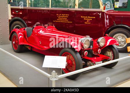 SPEYER, ALLEMAGNE - OCTOBRE 2022: Red Alfa-Romeo 8C 2300 Spider Corto mille Miglia 1932 cabrio roadster voiture rétro dans le Technikmuseum Speyer. Banque D'Images