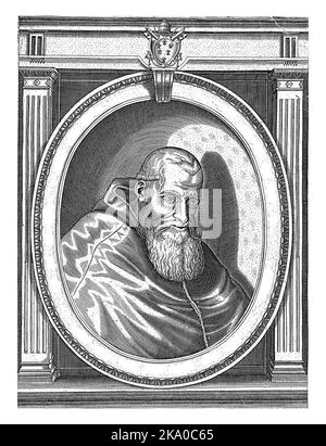 Portrait du Pape Paul III vêtu de robes papales. Buste vers la droite dans un cadre ovale avec le lettrage de bord. Son blason papal est représenté ci-dessus Banque D'Images