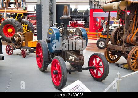 SPEYER, ALLEMAGNE - OCTOBRE 2022 : tracteur rétro LAZ GLUEKOPF BULLDOG Steam machine 1922 rouge bleu dans le Technikmuseum Speyer. Banque D'Images