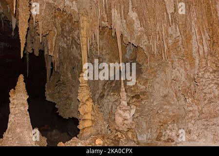 Stalactites et stalagmites dans une salle de caverne dans les grottes de Carlsbad, au Nouveau-Mexique Banque D'Images