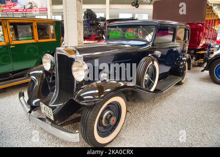 SPEYER, ALLEMAGNE - OCTOBRE 2022: Voiture rétro noire Renault Reinastella Type RM 1929 1933 dans le Technikmuseum Speyer. Banque D'Images