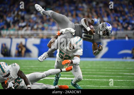 DETROIT, MI - OCTOBRE 30: Miami Dolphins linebacker (52) Elandon Roberts envoie les Lions de Détroit en arrière (30) Jamaal Williams aéroporté pendant le match entre les dauphins de Miami et les Lions de Détroit sur 30 octobre 2022 à Detroit, MI (photo d'Allan Dranberg/CSM) crédit: CAL Sport Media/Alay Live News Banque D'Images