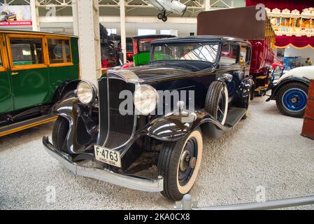 SPEYER, ALLEMAGNE - OCTOBRE 2022: Voiture rétro noire Renault Reinastella Type RM 1929 1933 dans le Technikmuseum Speyer. Banque D'Images