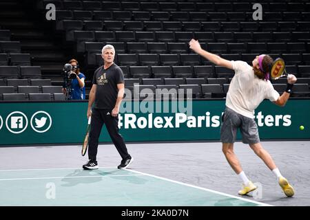 Paris, France. 30th octobre 2022. Apostolos Tsitsipas, père et entraîneur de Stefanos Tsitsipas pendant les Masters Rolex Paris, tournoi ATP Masters 1000, sur 30 octobre 2022 à l'Arena Accor à Paris, France. Photo de Victor Joly/ABACAPRESS.COM crédit: Victor Joly/Alay Live News Banque D'Images