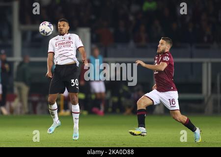 Turin, Italie, 30th octobre 2022. Junior Messias de l'AC Milan contrôle le ballon comme Nikola Vlasic de Torino FC clôture le match de la série A au Stadio Grande Torino, Turin. Crédit photo à lire: Jonathan Moscrop / Sportimage crédit: Sportimage / Alay Live News Banque D'Images