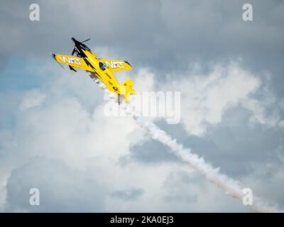 Sanford, Floride, États-Unis. 30th octobre 2022. Michael Goulian se produit lors du salon de l'air et de l'espace d'Orlando à l'aéroport international Orlando Sanford, en Floride. Roméo T Guzman/CSM/Alamy Live News Banque D'Images