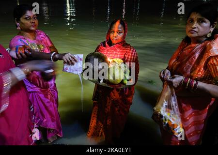 Kolkata, Inde. 30th octobre 2022. Les femmes hindoues sont vues exécuter des rituels à l'occasion de chhath puja à la rive du fleuve de Ganga. Les dévotés hindous adorent le Dieu Soleil à l'occasion de Chhath Puja. Les dévotés effectuent des rituels et offrent des prières pour la prospérité de la vie et de la richesse. Crédit : SOPA Images Limited/Alamy Live News Banque D'Images