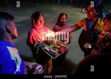 Kolkata, Inde. 30th octobre 2022. Les femmes hindoues sont vues exécuter des rituels à l'occasion de chhath puja à la rive du fleuve de Ganga. Les dévotés hindous adorent le Dieu Soleil à l'occasion de Chhath Puja. Les dévotés effectuent des rituels et offrent des prières pour la prospérité de la vie et de la richesse. Crédit : SOPA Images Limited/Alamy Live News Banque D'Images