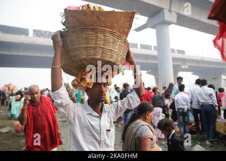 Noida, Inde. 30th octobre 2022. Les dévotés hindous se rassemblent pour prendre part à un rituel de culte au Dieu du Soleil lors du festival hindou de Chhath Puja sur les rives de la rivière Yamuna à Noida. Les prières pendant la puja de Chhath sont consacrées à la déité solaire, Surya/ Soleil, pour montrer la gratitude et la gratitude. Crédit : SOPA Images Limited/Alamy Live News Banque D'Images