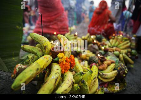 Noida, Inde. 30th octobre 2022. Des lampes de terre sont allumées pendant le festival hindou de Chhath Puja à Noida. Les prières pendant la puja de Chhath sont consacrées à la déité solaire, Surya/ Soleil, pour montrer la gratitude et la gratitude. Crédit : SOPA Images Limited/Alamy Live News Banque D'Images