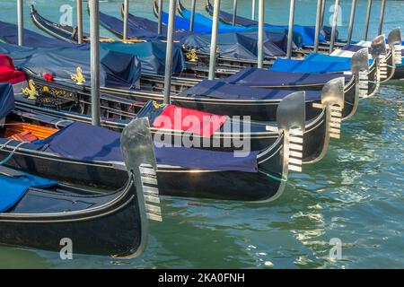 Gondoles dans le Grand Canal quai de pieu au coucher du soleil doré, Venise, Italie Banque D'Images