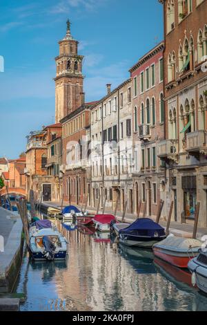 Paisible canal scénaraire dans la romantique Venise au printemps, Italie Banque D'Images