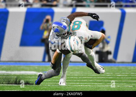 DETROIT, MI - OCTOBRE 30: Miami Dolphins Tight End (88) Mike Gesicki est criblé par Detroit Lions Safety (25) will Harris pendant le match entre les Dolphins de Miami et les Lions de Detroit sur 30 octobre 2022 à Detroit, MI (photo d'Allan Dranberg/CSM) crédit: CAL Sport Media/Alay Live News Banque D'Images