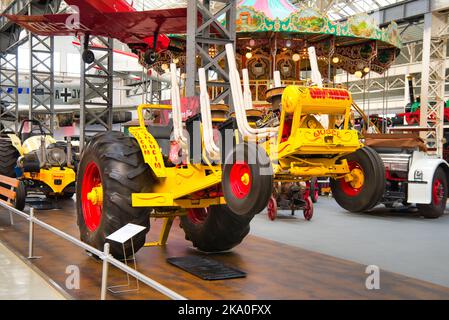 SPEYER, ALLEMAGNE - OCTOBRE 2022 : tracteur rétro jaune EIGENBAU WUSEL 1982 dans le Technikmuseum Speyer. Banque D'Images