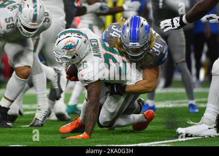 DETROIT, MI - OCTOBRE 30 : les dauphins de Miami en arrière (26) Salmon Ahmed est enveloppé par le linebacker des Lions de Detroit (34) Alex Anzalone pendant le match entre les dauphins de Miami et les Lions de Detroit sur 30 octobre 2022 à Detroit, MI (photo d'Allan Dranberg/CSM) crédit : CAL Sport Media/Alay Live News Banque D'Images