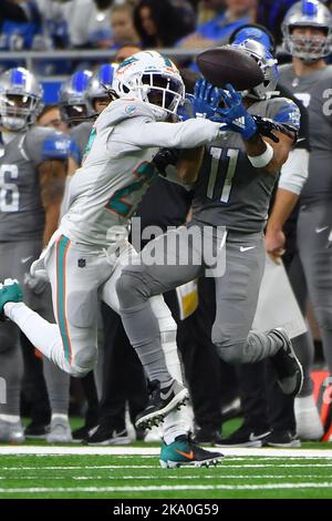 DETROIT, MI - OCTOBRE 30: Les dauphins de Miami Corner back (27) Keion Crossen perturbe le col destiné au grand receveur des Lions de Detroit (11) Kalif Raymond pendant le match entre les dauphins de Miami et les Lions de Détroit sur 30 octobre 2022 à Detroit, MI (photo d'Allan Dranberg/CSM) Credit: CAL Sport Media/Alay Live News Banque D'Images