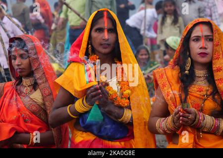 Noida, Inde. 18th mai 2017. Les fervents hindous féminins se rassemblent pour prendre part à un rituel de culte au dieu du Soleil lors du festival hindou de Chhath Puja sur les rives de la rivière Yamuna à Noida. Les prières pendant la puja de Chhath sont consacrées à la déité solaire, Surya/ Soleil, pour montrer la gratitude et la gratitude. (Image de crédit : © Ayush Chopra/SOPA Images via ZUMA Press Wire) Banque D'Images