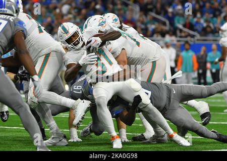 DETROIT, MI - OCTOBRE 30 : les dauphins de Miami en arrière (31) Raheem Mostert s'enroulent juste après la ligne de scrimage pendant le match entre les dauphins de Miami et les Lions de Détroit sur 30 octobre 2022 à Detroit, MI (photo d'Allan Dranberg/CSM) crédit : CAL Sport Media/Alay Live News Banque D'Images