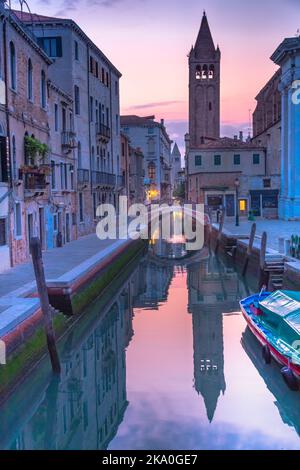 Paisible canal scénaraire dans la romantique Venise au printemps, Italie Banque D'Images
