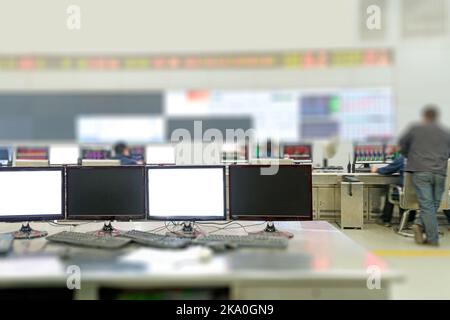 L'usine moderne salle de contrôle et les écrans d'ordinateur Banque D'Images