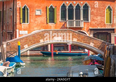 Paisible canal scénaraire dans la romantique Venise au printemps, Italie Banque D'Images