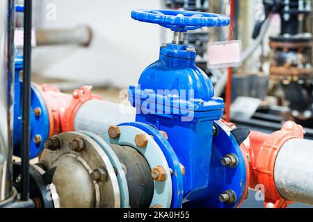 Vanne industrielle dans l'usine pétrochimique Banque D'Images