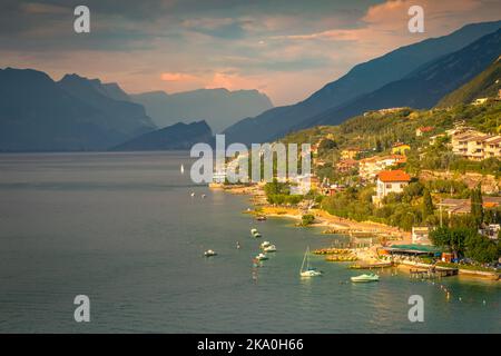 Au-dessus du lac de Garde idyllique avec des voiliers à Malcesine au coucher du soleil, alpes italiennes Banque D'Images