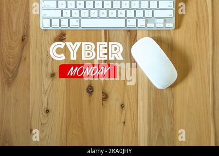 Message du cyber lundi, avec clavier et souris d'ordinateur sur une table en bois. Vue de dessus. Banque D'Images