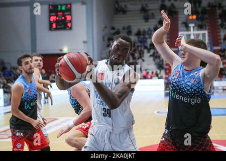 PalaRadi, Crémone, Italie, 30 octobre 2022, Kevin Ndzie (Vanoli Cremona) pendant le championnat de basket de Vanoli Cremona vs Kiengia Rieti - Championnat italien de basket-ball série A2 hommes Banque D'Images