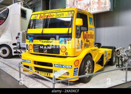 SPEYER, ALLEMAGNE - OCTOBRE 2022 : camion de course jaune TR 1400 2001 au Technikmuseum Speyer. Banque D'Images