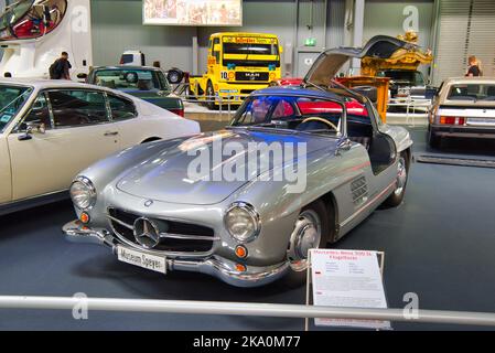 SPEYER, ALLEMAGNE - OCTOBRE 2022: Gris argent MERCEDES-BENZ W198 300 SL 300SL FLUEgelturer roadster rétro voiture cabrio dans le Technikmus Banque D'Images