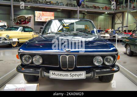 SPEYER, ALLEMAGNE - OCTOBRE 2022 : voiture rétro bleue BMW E9 2800 CS 1968 dans le Technikmuseum Speyer. Banque D'Images