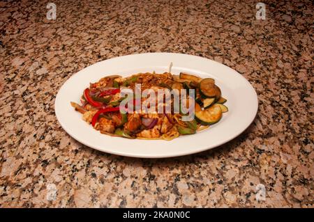 Plat traditionnel de cuisine japonaise connu sous le nom de poulet hibachi Banque D'Images