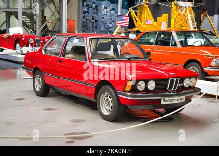 SPEYER, ALLEMAGNE - OCTOBRE 2022 : voiture rétro rouge BMW 3 3er série E21 dans le Technikmuseum Speyer. Banque D'Images