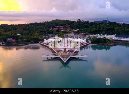 Vue aérienne de la statue publique de l'aigle, symbole de l'île de Langkawi, Malaisie Banque D'Images