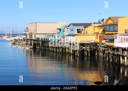 Des restaurants et des magasins lumineux et colorés bordent cette jetée en bois historique, Fisherman's Wharf, et attirent les habitants et les touristes. Banque D'Images