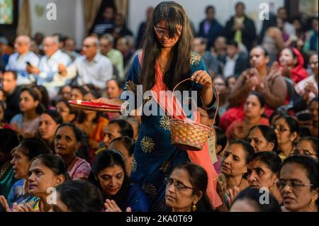 Scranton, États-Unis. 30th octobre 2022. Une jeune fille porte un panier d'offrandes et de lumière lors d'une fête de Diwali. Diwali est le festival religieux de cinq jours dans l'hindouisme, qui symbolise la victoire de la lumière sur l'obscurité. Les célébrants offrent de la lumière et de la nourriture à la divinité tout en chantant et priant. Diwali marque le début de la nouvelle année financière. (Photo par Aimee Dilger/SOPA Images/Sipa USA) crédit: SIPA USA/Alay Live News Banque D'Images