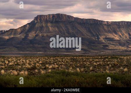 Trois Sœurs - AFRIQUE DU SUD - 19 juillet 2022 - le soleil tente de se briser dans une matinée nuageux dans le semi-désert de Karoo, comme on l'a vu dans le N1 sud de l'Afrique Banque D'Images