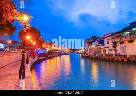 Vue sur Malacca Riverside pendant l'heure bleue Banque D'Images