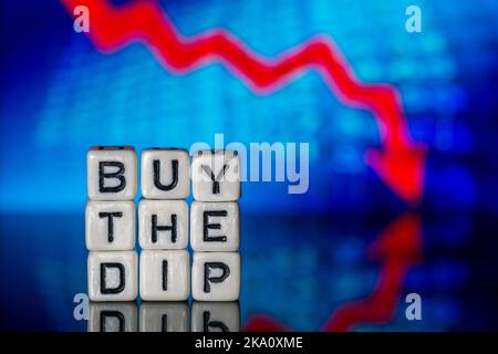 Acheter le concept DIP lettres de glace rouge flèche vers le bas fond bleu Banque D'Images