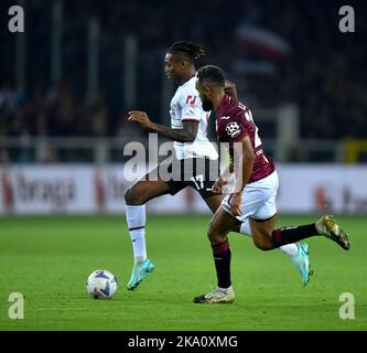 Turin, Italie. 30th octobre 2022. Rafael Leao (L) d'AC Milan vies avec le Koffi Djidji de Turin lors d'un match de football entre AC Milan et Turin à Turin, Italie, 30 octobre 2022. Credit: Daniele Mascolo/Xinhua/Alay Live News Banque D'Images