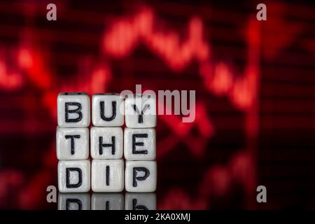 Acheter le DIP concept Dice lettres rouge flèche vers le bas fond noir Banque D'Images