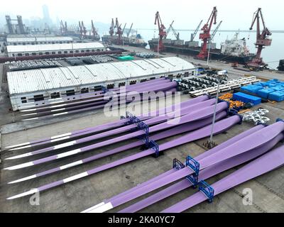 LIANYUNGANG, CHINE - le 31 OCTOBRE 2022 - une photo aérienne montre un grand port de collecte de cargaison en attente des opérations de chargement et de déchargement à Dongfa Banque D'Images