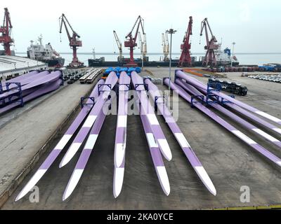 LIANYUNGANG, CHINE - le 31 OCTOBRE 2022 - une photo aérienne montre un grand port de collecte de cargaison en attente des opérations de chargement et de déchargement à Dongfa Banque D'Images