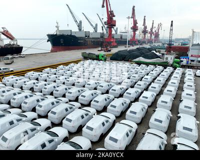 LIANYUNGANG, CHINE - le 31 OCTOBRE 2022 - une photo aérienne montre un grand port de collecte de cargaison en attente des opérations de chargement et de déchargement à Dongfa Banque D'Images