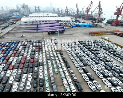 LIANYUNGANG, CHINE - le 31 OCTOBRE 2022 - une photo aérienne montre un grand port de collecte de cargaison en attente des opérations de chargement et de déchargement à Dongfa Banque D'Images