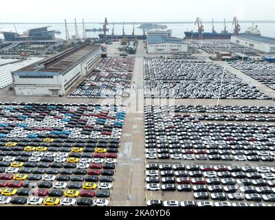 LIANYUNGANG, CHINE - le 31 OCTOBRE 2022 - une photo aérienne montre un grand port de collecte de cargaison en attente des opérations de chargement et de déchargement à Dongfa Banque D'Images