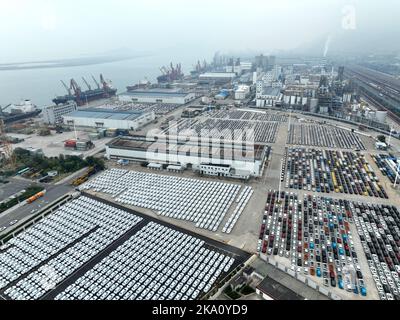 LIANYUNGANG, CHINE - le 31 OCTOBRE 2022 - une photo aérienne montre un grand port de collecte de cargaison en attente des opérations de chargement et de déchargement à Dongfa Banque D'Images