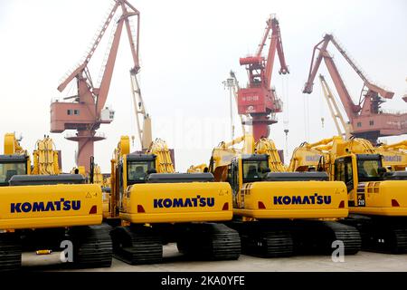 LIANYUNGANG, CHINE - le 31 OCTOBRE 2022 - une photo aérienne montre un grand port de collecte de cargaison en attente des opérations de chargement et de déchargement à Dongfa Banque D'Images