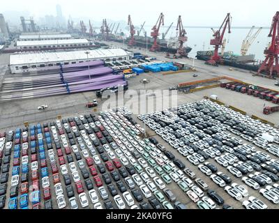 LIANYUNGANG, CHINE - le 31 OCTOBRE 2022 - une photo aérienne montre un grand port de collecte de cargaison en attente des opérations de chargement et de déchargement à Dongfa Banque D'Images